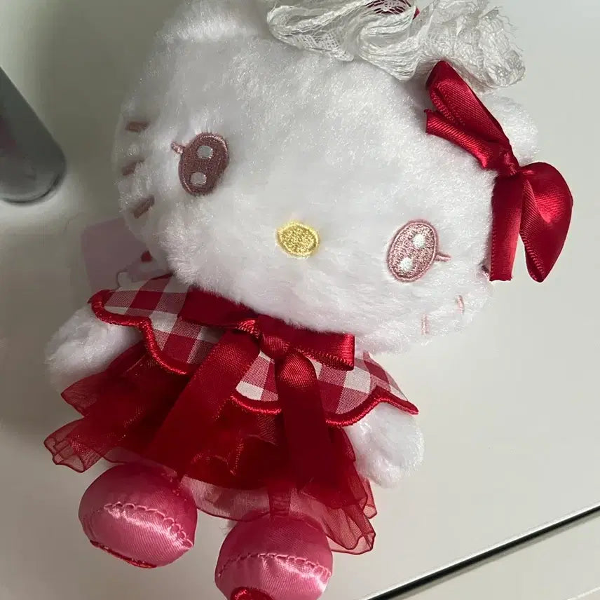 [BUNJANG] Sanrio Cherry Whipped Cream Hello Kitty Mascot (Valentine Limited Edition) / 산리오 체리휘핑크림 헬로키티 마스코트 (발렌타인한정판)