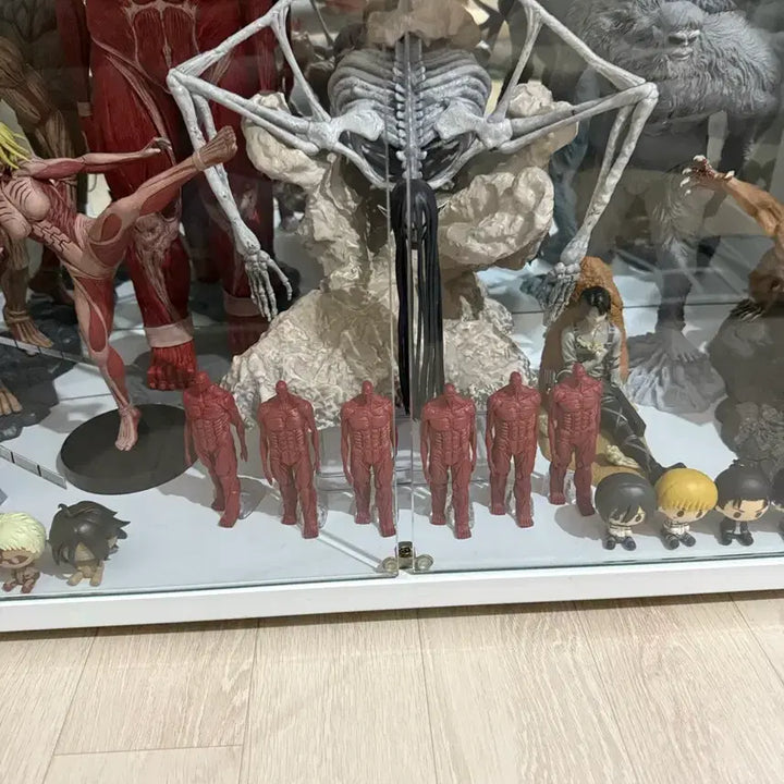 [BUNJANG] Attack on Titan Last One Figure with 6 Wall Titan Figures (Opened Display) / 진격의거인 종미의거인 라스트원 +벽거인6개 개봉 전시품 판매합니다