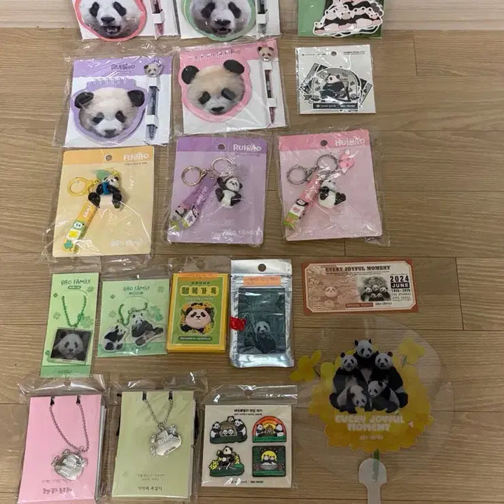 [BUNJANG] Bao Family Goods Set - Keychains, Figures, Necklaces, Notebooks, Stickers / 바오패밀리굿즈세트 바오(키링 피규어3종,목걸이2종,노트4종 푸바오제외,스티커)등 전체 일괄로 판매해요~