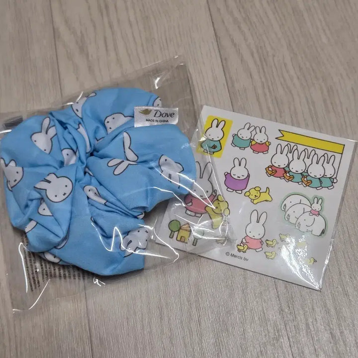 [BUNJANG] Dove x Miffy Collaboration Sealed Hair Scrunchie &amp; Sticker Set / (미개봉)도브 미피 헤어밴드(곱창) 및 도브 미피 스티커 2개일괄
