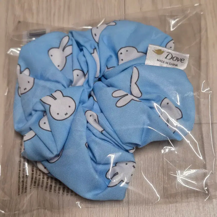 [BUNJANG] Dove x Miffy Collaboration Sealed Hair Scrunchie &amp; Sticker Set / (미개봉)도브 미피 헤어밴드(곱창) 및 도브 미피 스티커 2개일괄