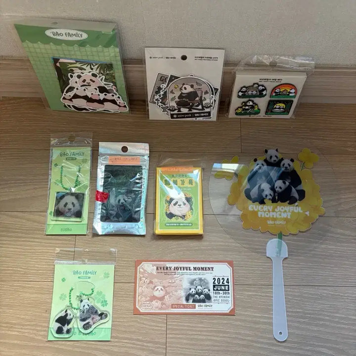[BUNJANG] Bao Family Goods Set - Enamel Pin, Sticker, Keyring, Fan, Ticket / 바오패밀리굿즈세트 바오(뱃지,스티커,키링)등 일괄로 판매해요~