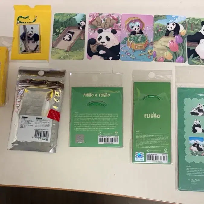 [BUNJANG] Bao Family Goods Set - Enamel Pin, Sticker, Keyring, Fan, Ticket / 바오패밀리굿즈세트 바오(뱃지,스티커,키링)등 일괄로 판매해요~