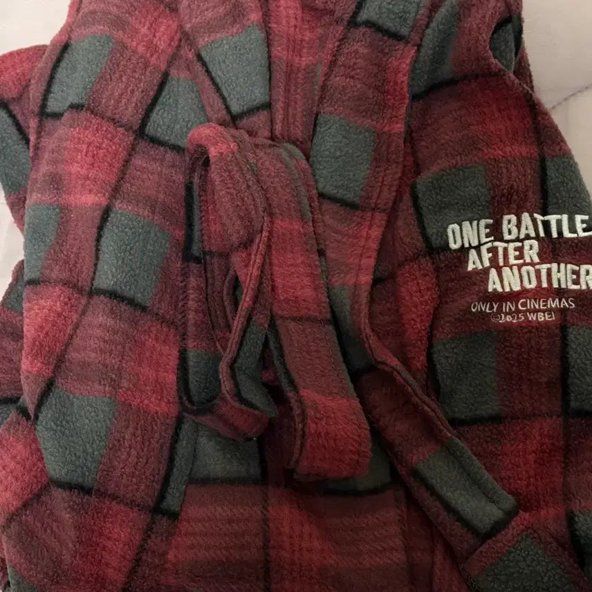 [BUNJANG] One Battle After Another Fleece Gown / 원배틀애프터어나더 가운 굿즈