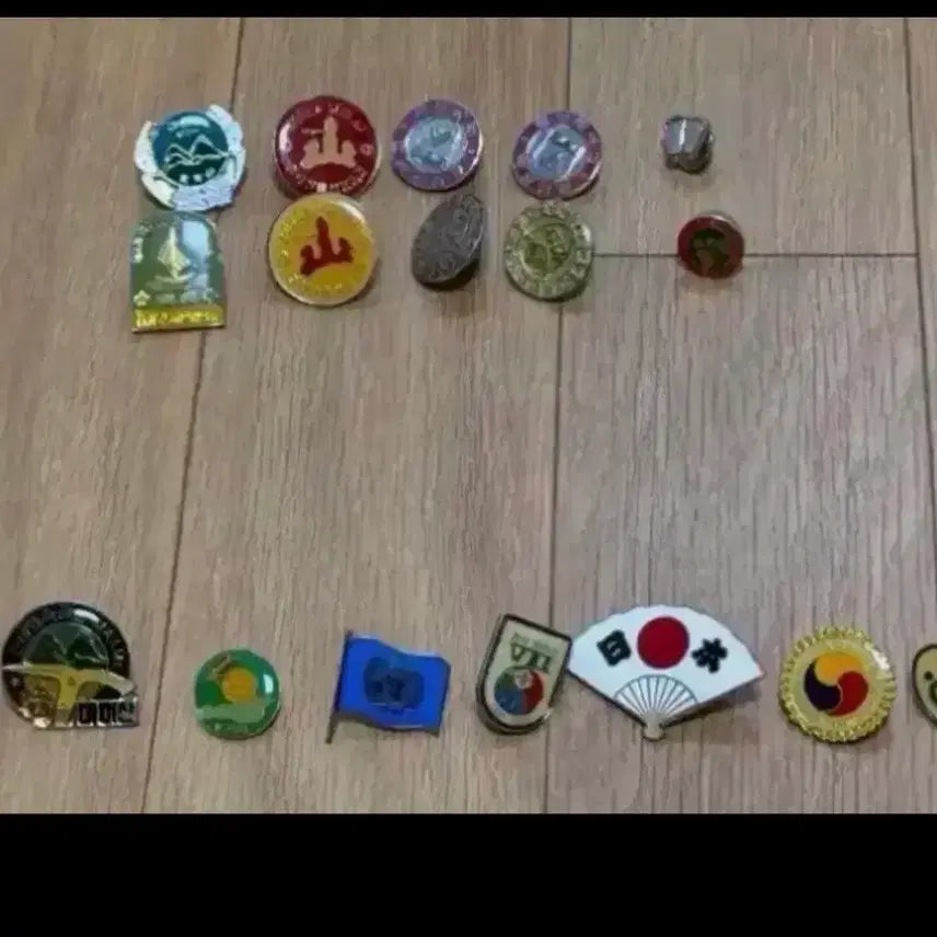 [BUNJANG] Assorted Collectible Pins / 뱃지