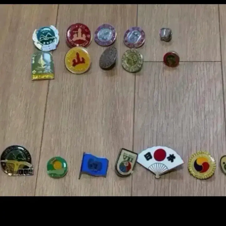 [BUNJANG] Assorted Collectible Pins / 뱃지