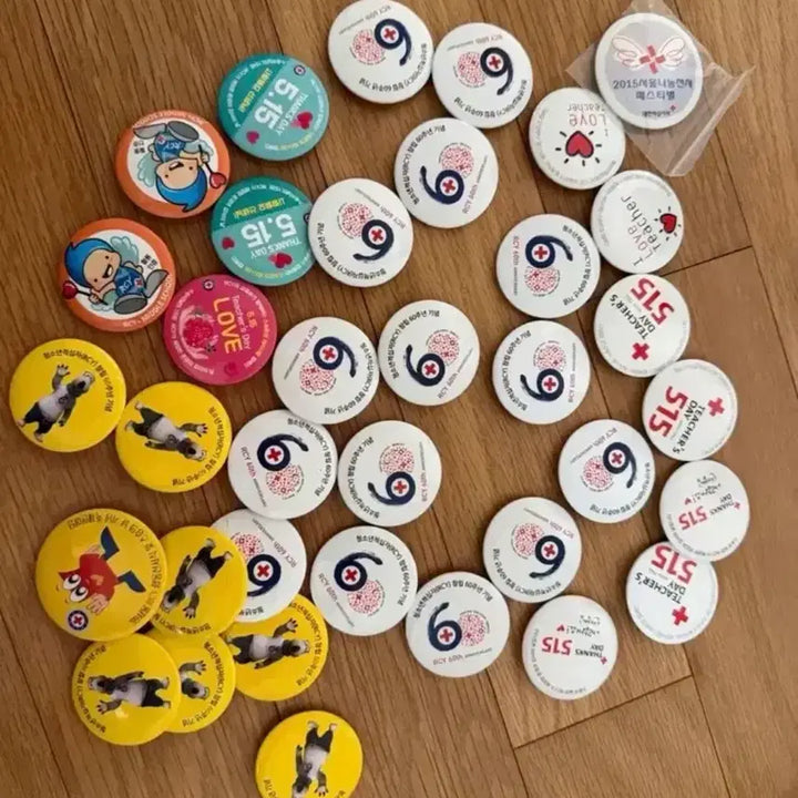 [BUNJANG] Red Cross Youth (RCY) Commemorative Badges Bundle / 대한적십자사 뱃지