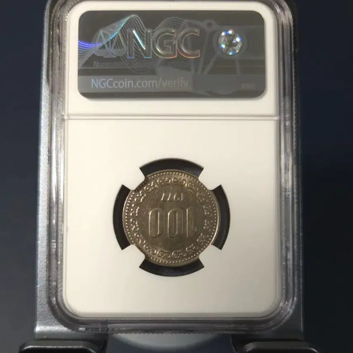 [BUNJANG] 1977 100 Won Coin (Grade 62) - Uncirculated, Rare / 특년도 1977년100원 62등급  미사용 주화 희귀동전수집용