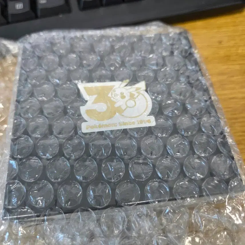[BUNJANG] Pokemon Store 30th Anniversary August Badge / 포켓몬 스토어 온라인 30주년 기념 8월 뱃지