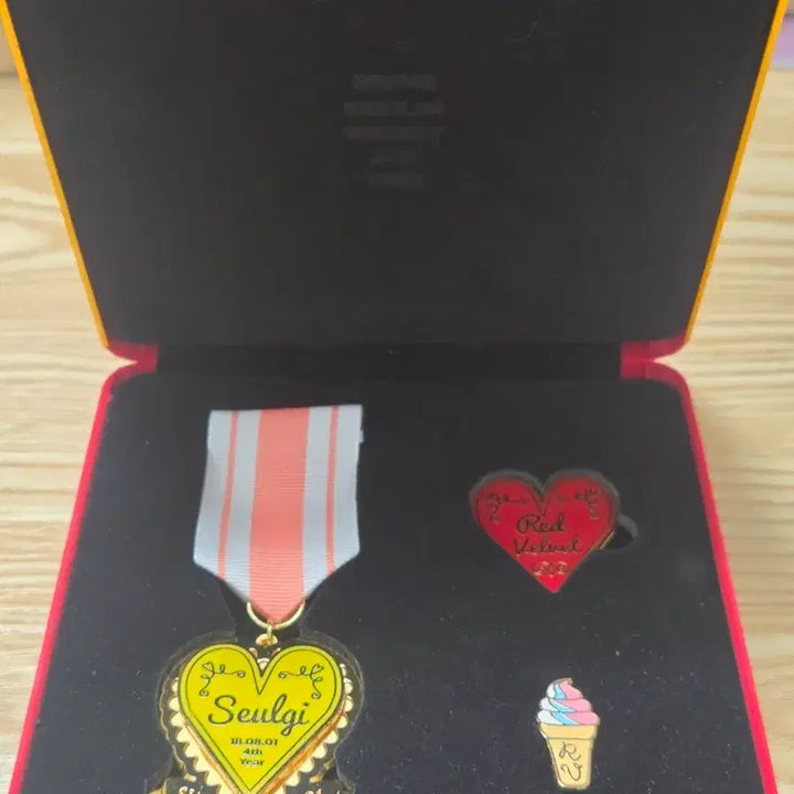 [BUNJANG] Red Velvet 4th Anniversary Limited Edition Medal &amp; Badge Set (Seulgi) / [공식굿즈] 레드벨벳 데뷔 4주년 기념 메달 뱃지 세트 (슬기)