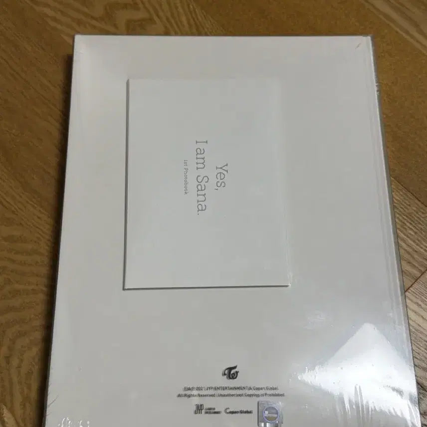 [BUNJANG] TWICE Sana Yes, I am Sana. Photobook (Sealed) / 트와이스 사나 포토북 Yes, I am Sana. 미개봉