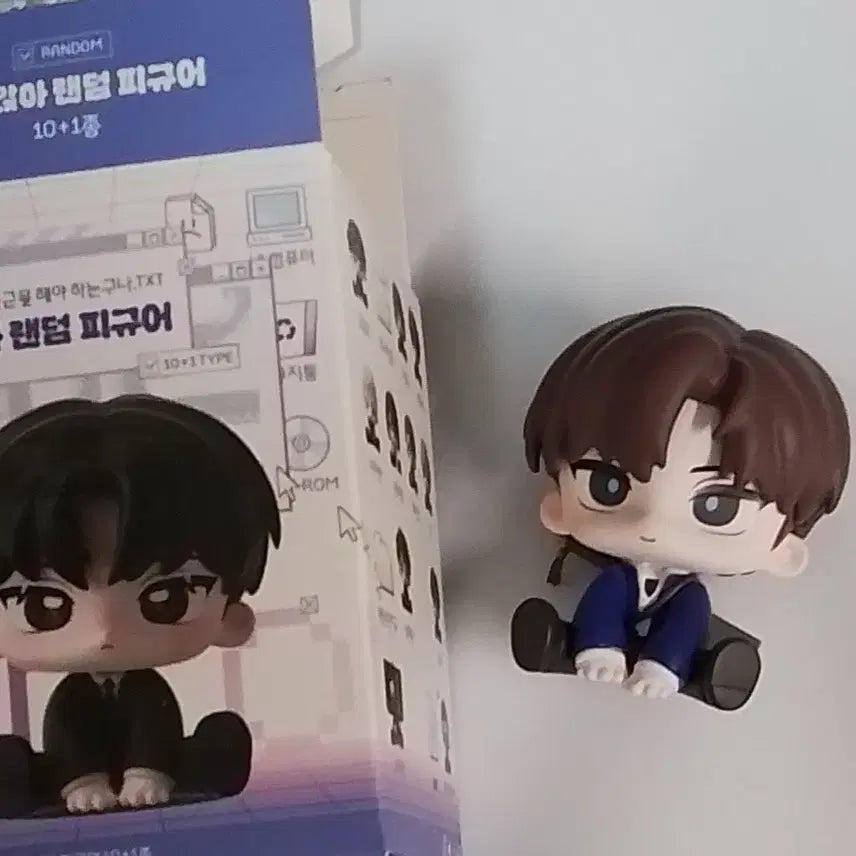[BUNJANG] THE BOYZ Younghoon Gye-dam Office Figure Sitting Ver. / 괴담출근 괴출 모두앉아 피규어 최요원