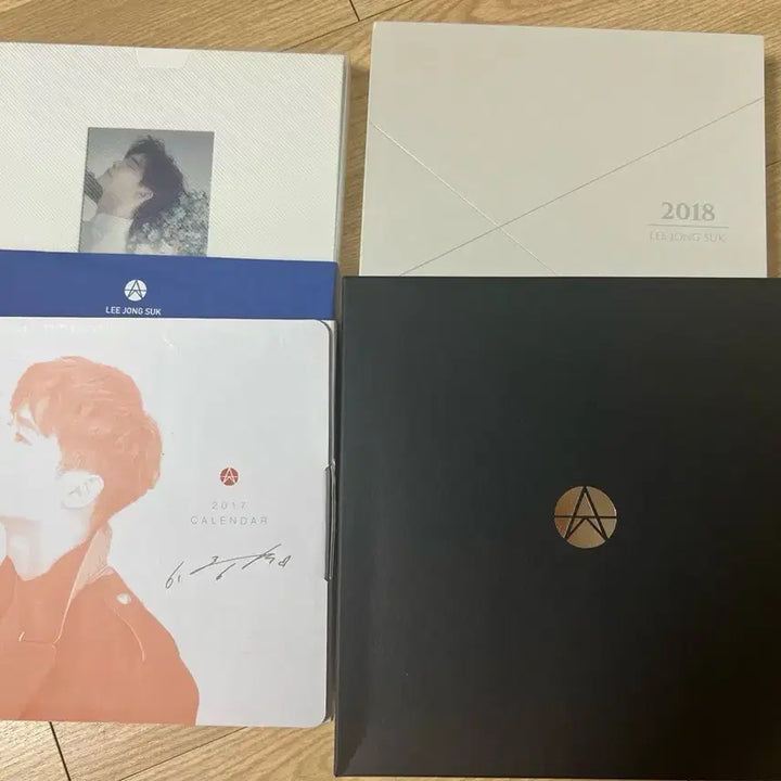 [BUNJANG] Lee Jong Suk 2017-2019 Seasons Greetings &amp; Photo Album Set / 이종석 2017~2019 시그 + 포토앨범 외