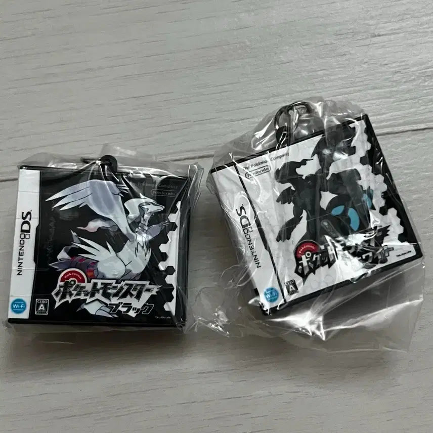 [BUNJANG] Pokemon Pocket Monster Cartridge Keychain Black White Nintendo Chip Set / (최저가,일괄) 포켓몬스터 포켓몬 카트리지 키링 블랙 화이트 닌텐도 칩