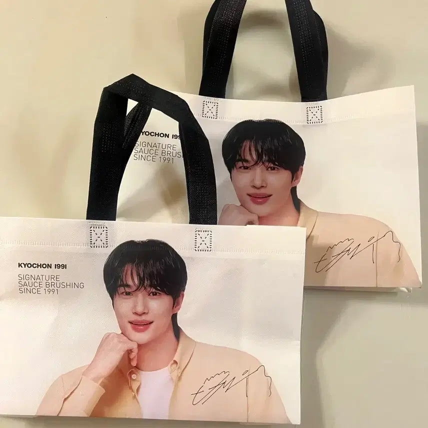 [BUNJANG] Byun Woo Seok Photo Shopping Bag Set (2 pcs) / 교촌치킨 변우석 포토 쇼핑백 2개