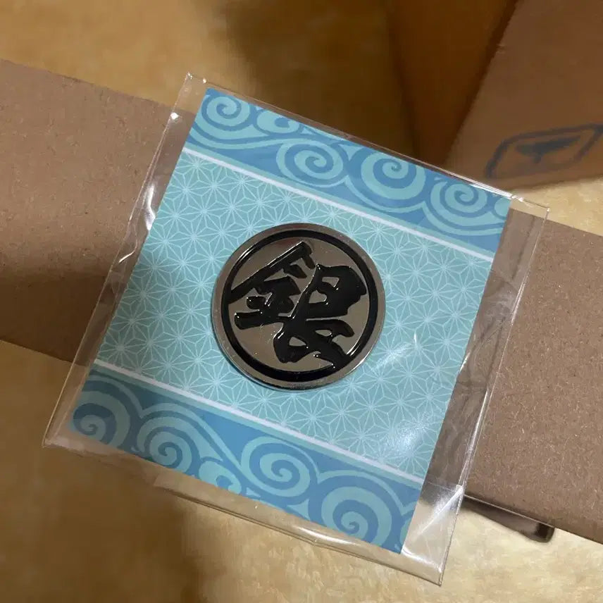 [BUNJANG] Gintama Yoshiwara Popup Silver Metal Badge / 은혼 요시와라 팝업 은 메탈뱃지