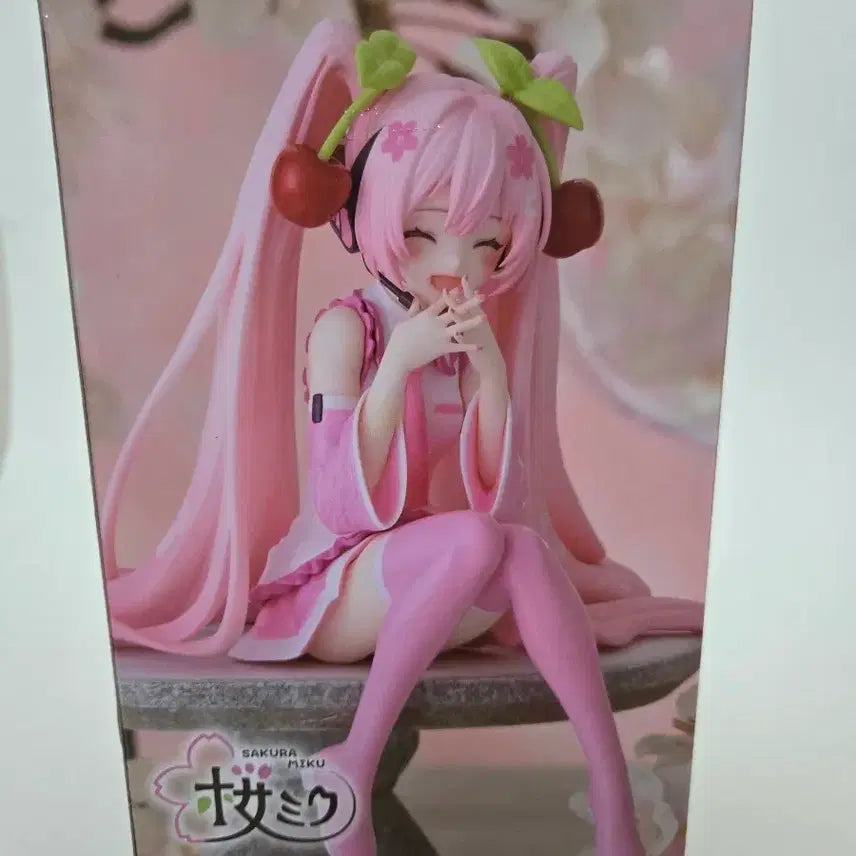 [BUNJANG] Hatsune Miku 2023 Sakura Miku Smiling Version Noodle Stopper Figure by F:NEX / 하츠네 미쿠 2023 사쿠라 미쿠 눈웃음 스마일 웃는 버전 피규어 후류 누들스토퍼 보컬로이드