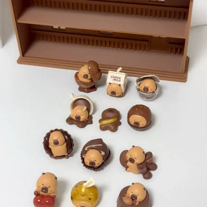 [BUNJANG] Capybara Chocolate Figure Set with Display Case / 카피바라 초콜릿 피규어 세트