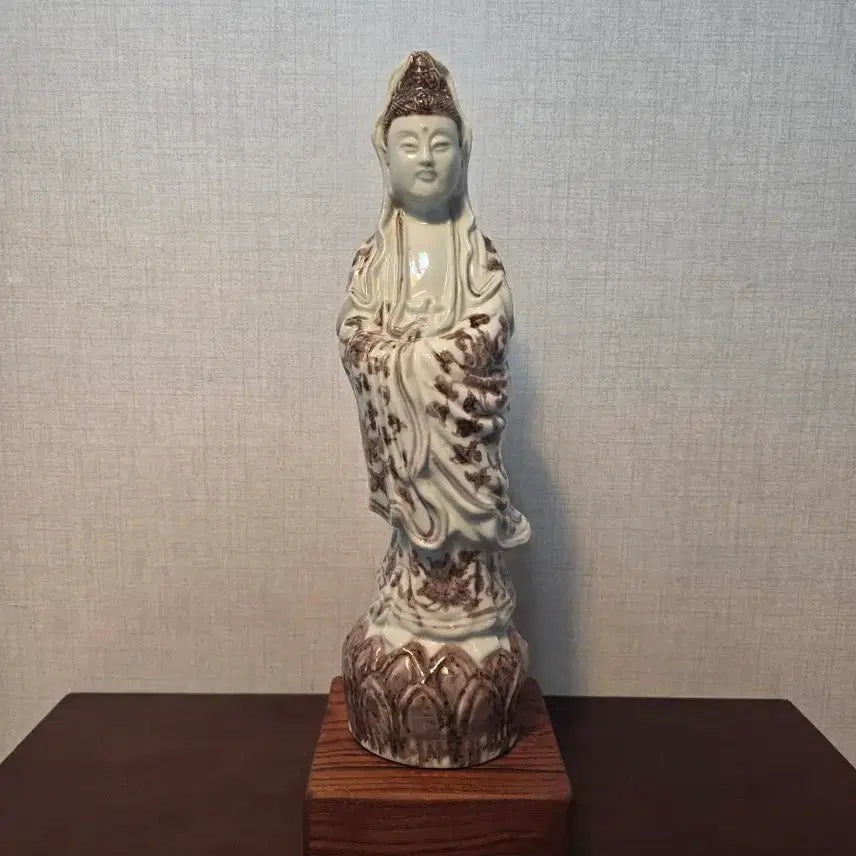 [BUNJANG] Chinese Porcelain Guanyin Statue - White Porcelain with Underglaze Red Lotus Pedestal, 38.5cm / [중국 도자기 불상] 백자 유리홍 연화좌 관세음보살 입상 - 38cm