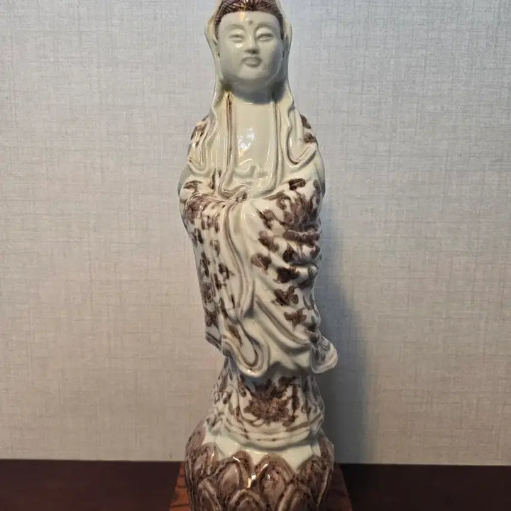 [BUNJANG] Chinese Porcelain Guanyin Statue - White Porcelain with Underglaze Red Lotus Pedestal, 38.5cm / [중국 도자기 불상] 백자 유리홍 연화좌 관세음보살 입상 - 38cm