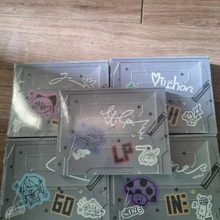 [BUNJANG] VLF Virtual Live Festival Badge 6-Piece Set / VLF 버추얼 라이브 페스티벌 뱃지 6종 세트 이세계 아이돌 앨범