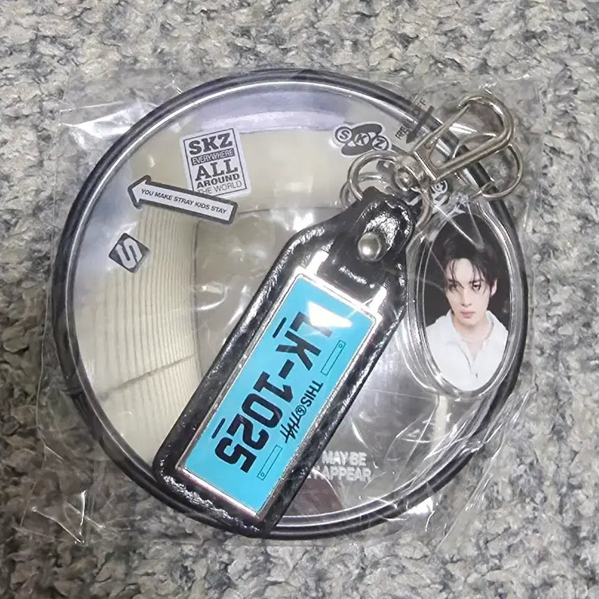 [BUNJANG] Stray Kids Lee Know This &amp; That Truck Keychain &amp; Hand Mirror / 스트레이키즈 리노 This &amp; That 트럭 키링 &amp; 손거울