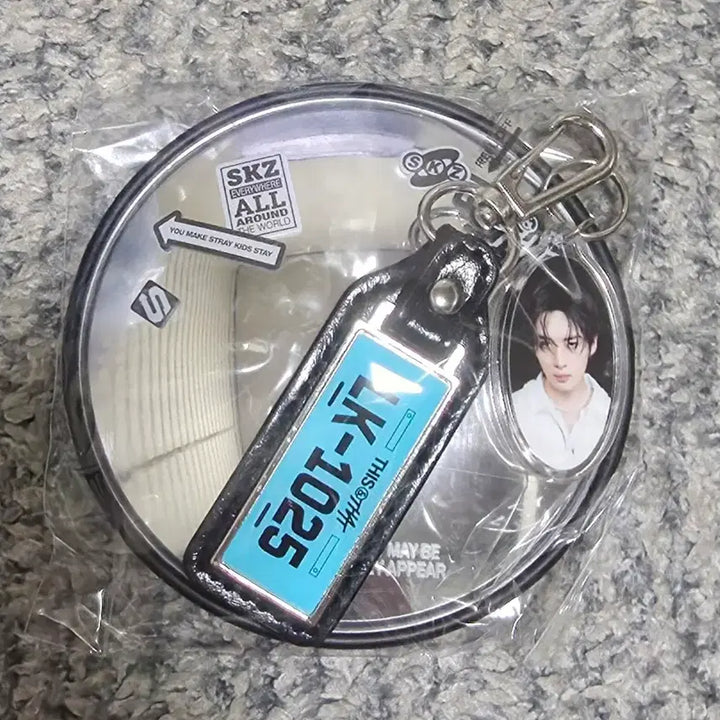 [BUNJANG] Stray Kids Lee Know This &amp; That Truck Keychain &amp; Hand Mirror / 스트레이키즈 리노 This &amp; That 트럭 키링 &amp; 손거울