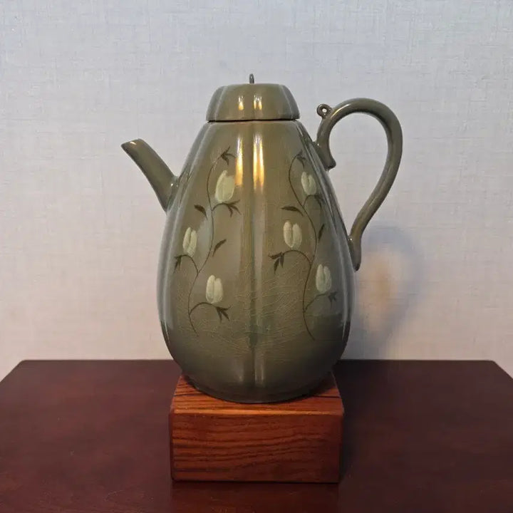 [BUNJANG] Goryeo Dynasty Celadon Melon-Shaped Ewer with Inlaid White Slip Decoration / [개성 도자기] 청자 백화문 참외골 주전자