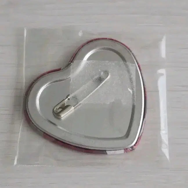 [BUNJANG] Nijisanji Lauren Iroas Heart Can Badge / 니지산지 로렌 이로아스 하트 캔뱃지