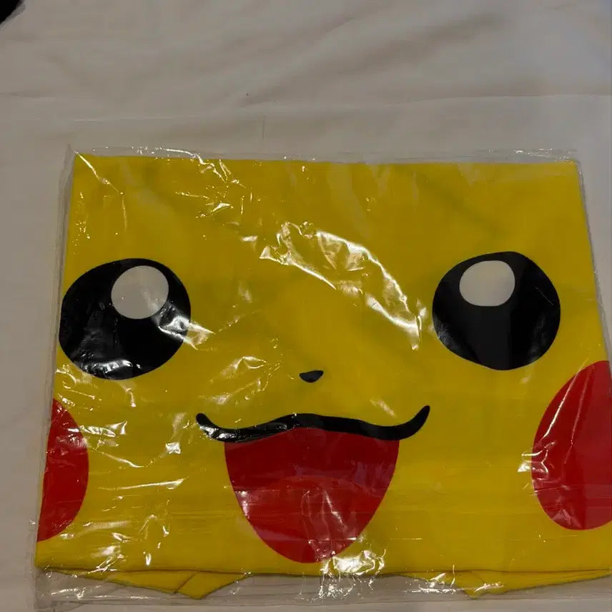 [BUNJANG] Pokemon Pikachu Close-up Short Sleeve T-Shirt / [포켓몬스터] 피카츄 클로즈업 반팔티 포켓몬센터 DX 정품