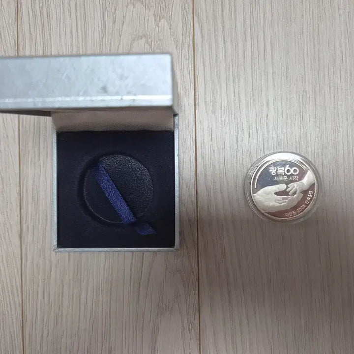 [BUNJANG] 2005 Bank of Korea 60th Anniversary Commemorative Silver Coin (Partial Gold Plating) / 2005년 한국은행 기념 은화 60주년.부분 금도금