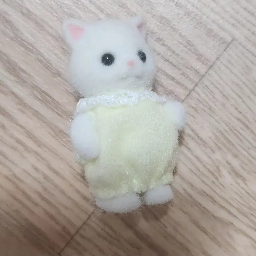 [BUNJANG] Sylvanian Families White Baby Cat / 실바니안 패밀리 흰색 아기 고양이