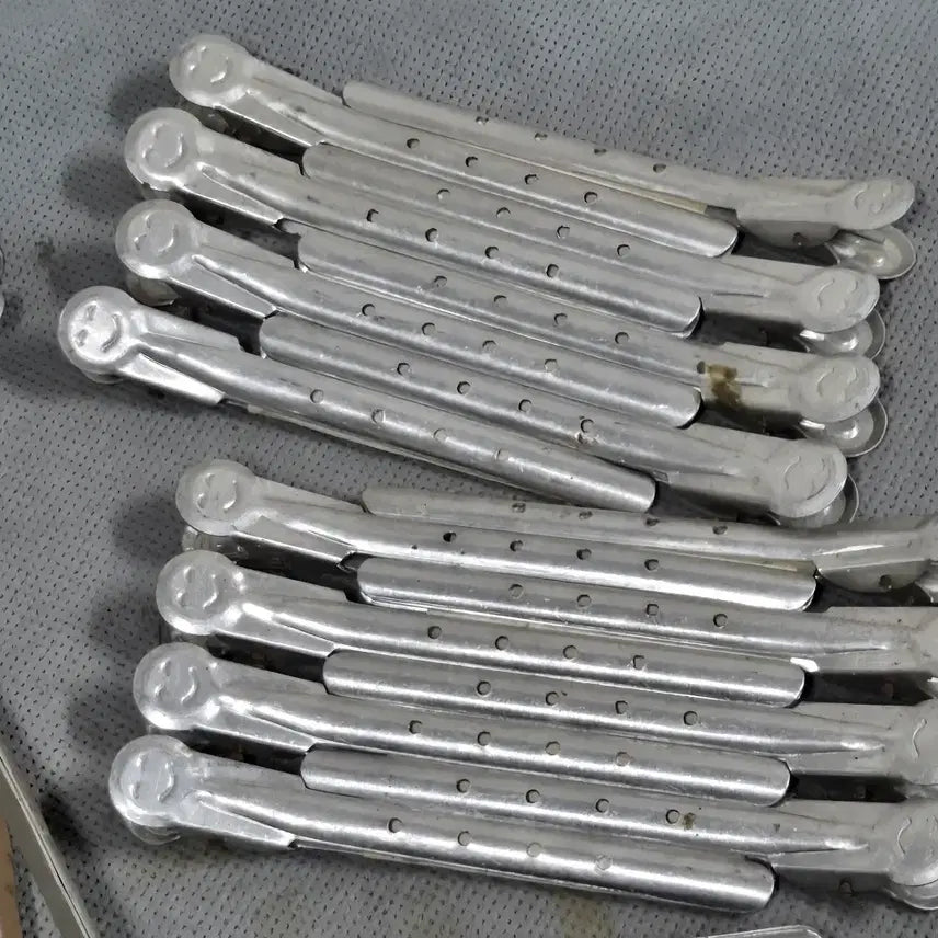 [BUNJANG] 1970s Hair Clips Bundle Set (61 Pieces) / 잊혀져간 추억의 미용자료 .1970년대 미용자료 .미용실 파마 알루미늄 머리헤어집게핀 61개 일괄