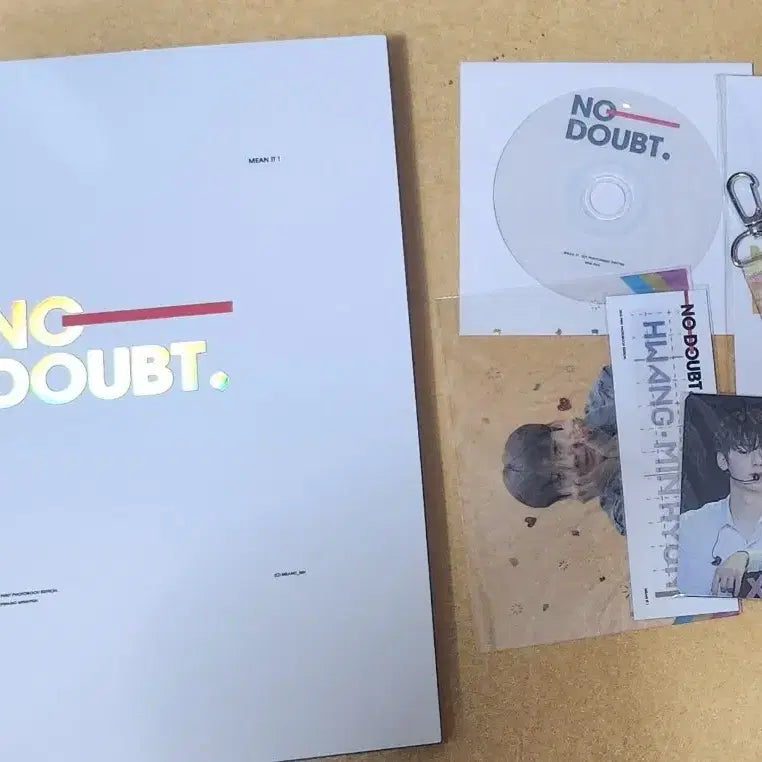 [BUNJANG] Hwang Min Hyun Bundle Set - Postcards, Badges, and More / 황민현 엽서 뱃지 포토북 등 일괄