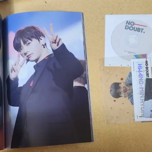 [BUNJANG] Hwang Min Hyun Bundle Set - Postcards, Badges, and More / 황민현 엽서 뱃지 포토북 등 일괄