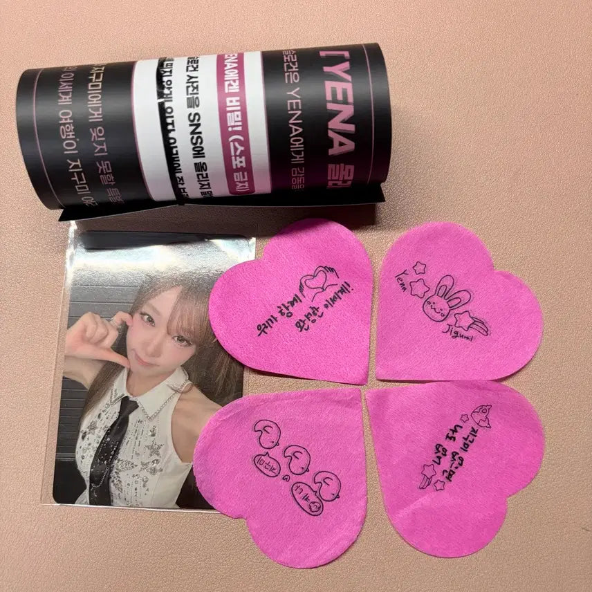 [BUNJANG] Yena Choi Yena Encore Concert First Day Admission Gift (Photocard, Slogan) + Confetti / 예나 최예나 앙콘 첫콘 콘서트 입장 기프트 (포카, 슬로건)