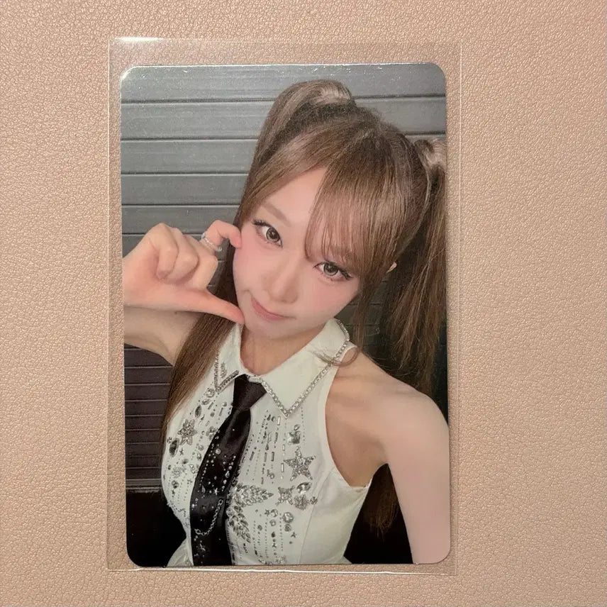 [BUNJANG] Yena Choi Yena Encore Concert First Day Admission Gift (Photocard, Slogan) + Confetti / 예나 최예나 앙콘 첫콘 콘서트 입장 기프트 (포카, 슬로건)
