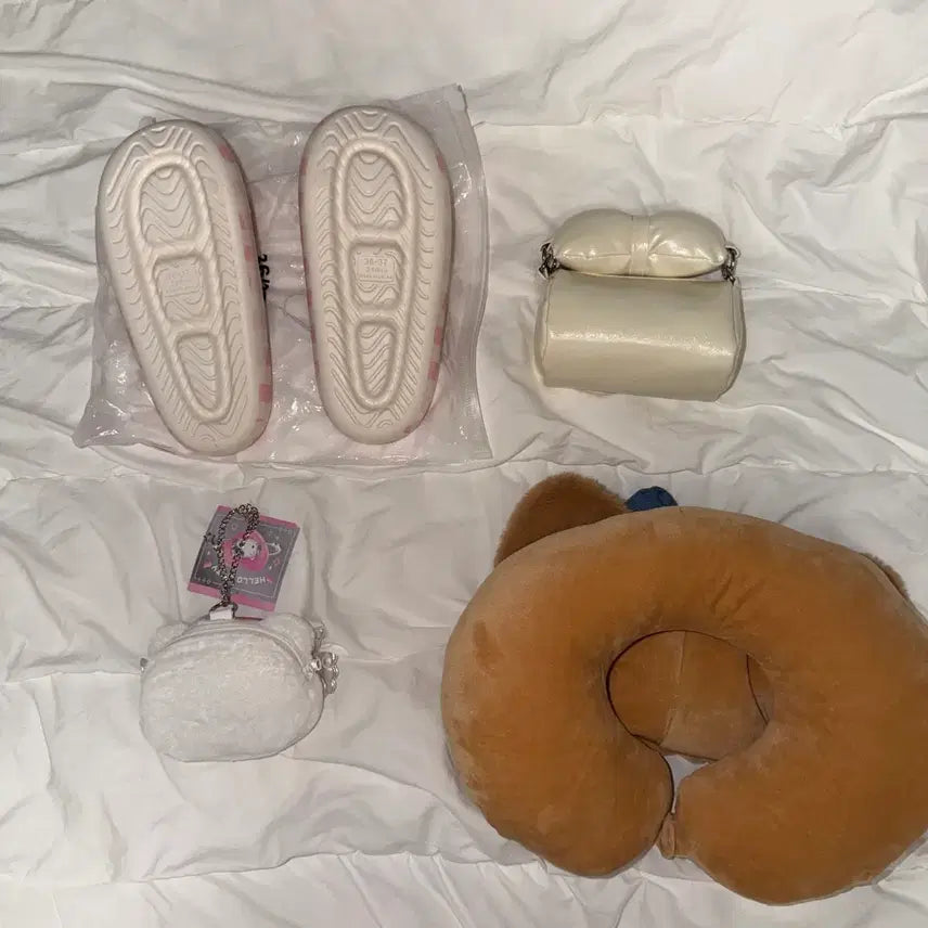 [BUNJANG] Sanrio Hello Kitty Check Pattern Set: Neck Pillow, Slippers, Mini Crossbody Bag, Mini Pouch / 산리오 헬로키티 목베개 체크 슬리퍼 미니 크로스백 미니 파우치 새상품 세트