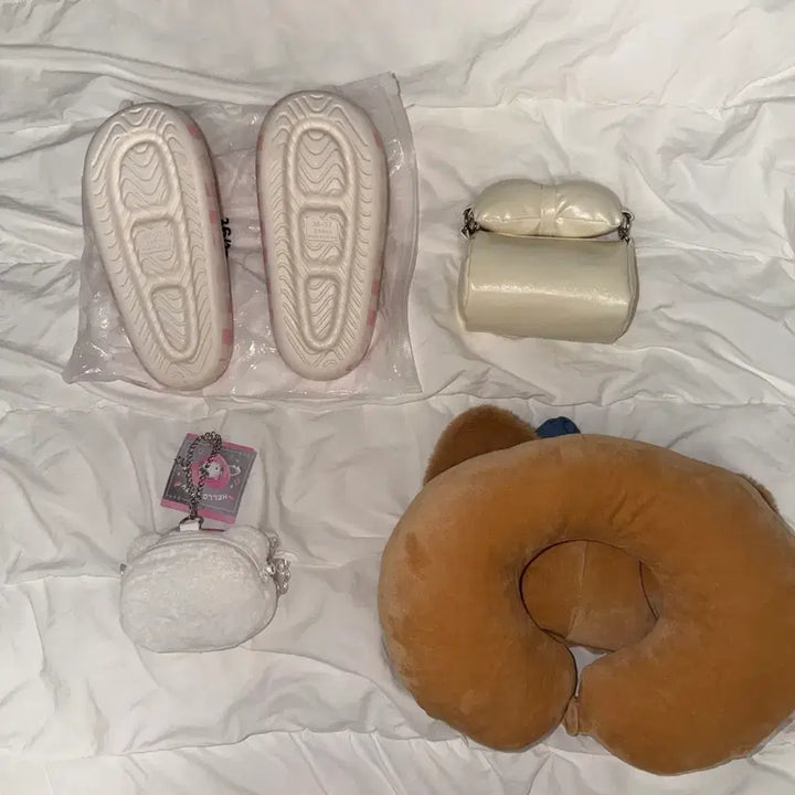 [BUNJANG] Sanrio Hello Kitty Check Pattern Set: Neck Pillow, Slippers, Mini Crossbody Bag, Mini Pouch / 산리오 헬로키티 목베개 체크 슬리퍼 미니 크로스백 미니 파우치 새상품 세트