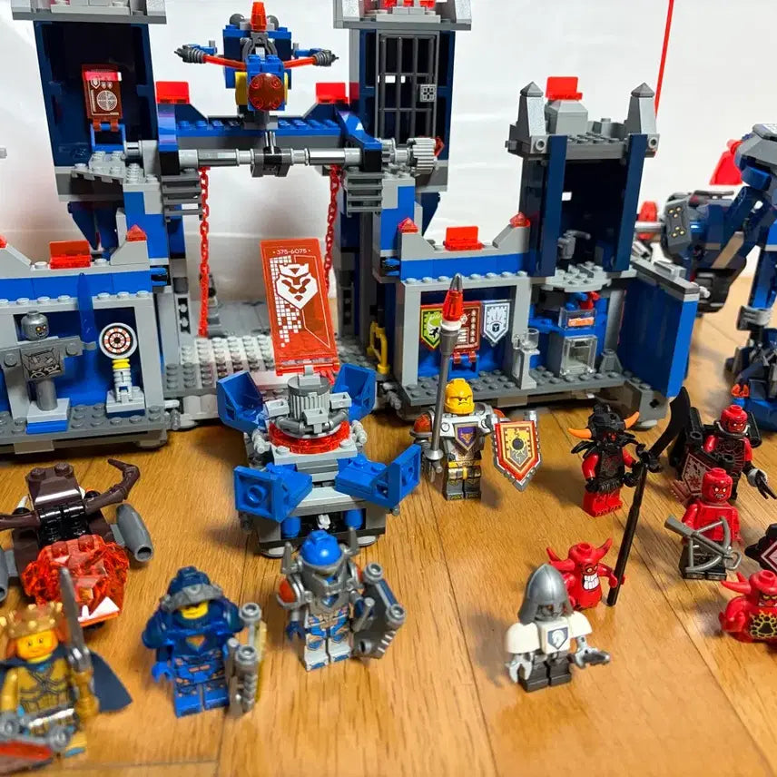 [BUNJANG] Lego Nexo Knights Castle and Knight Figure Set / 레고 넥소나이츠 성과 기사 피규어 세트