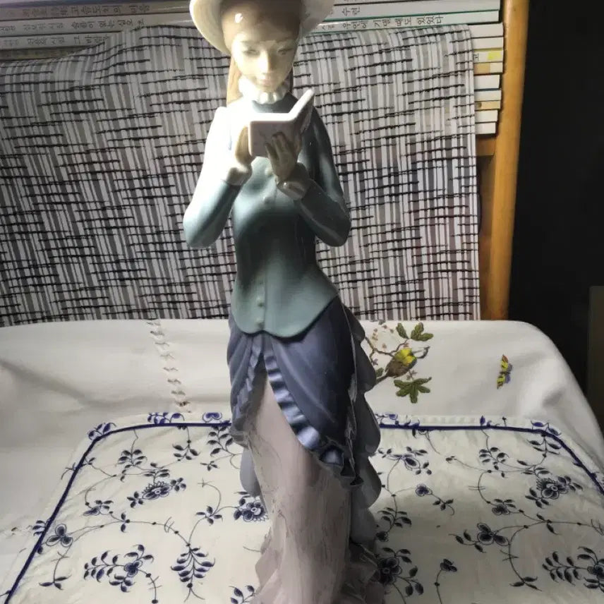 [BUNJANG] Yadro Reading Girl Figurine / 야드로 독서하는 소녀