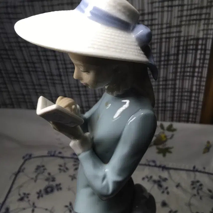 [BUNJANG] Yadro Reading Girl Figurine / 야드로 독서하는 소녀