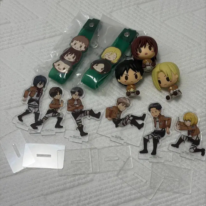 [BUNJANG] Attack on Titan Acrylic Stand, Keychain, Mini Figure, Clear Poster Set / 진격의 거인 진격거 굿즈 판매합니다