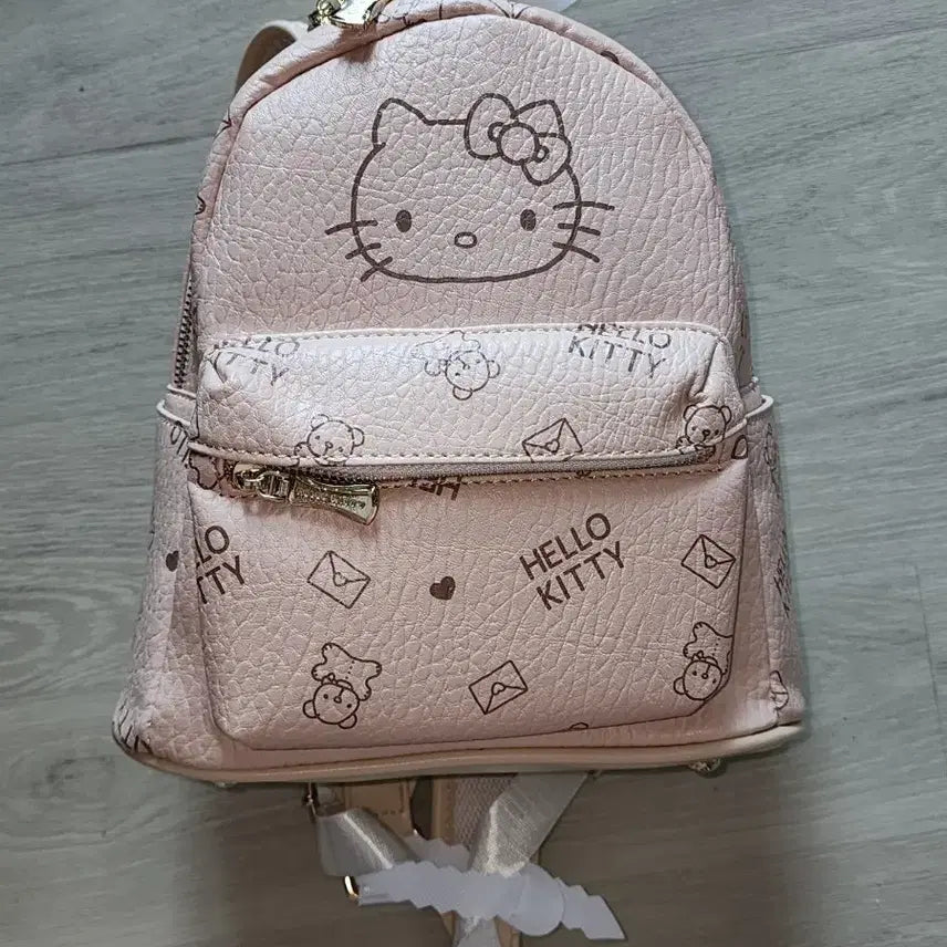 [BUNJANG] Sanrio Hello Kitty Backpack Beige Faux Leather / 산리오 헬로 키티 백팩 가방 베이지 컬러