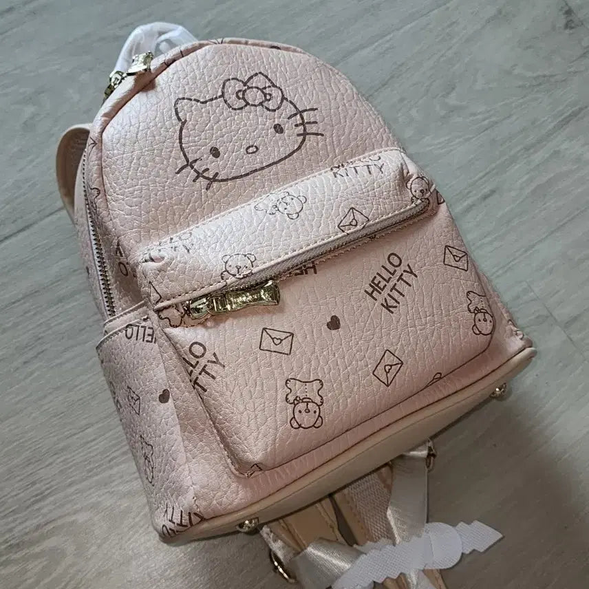 [BUNJANG] Sanrio Hello Kitty Backpack Beige Faux Leather / 산리오 헬로 키티 백팩 가방 베이지 컬러