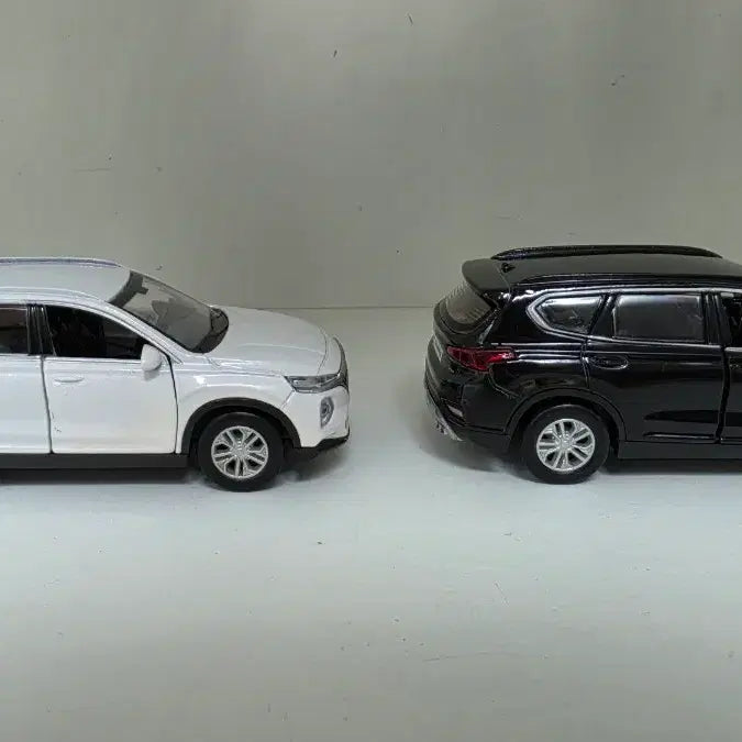 [BUNJANG] Hyundai Santa Fe Diecast Model Set (White/Black) / 현대 싼타페 다이캐스트 흰색/검정색 일괄
