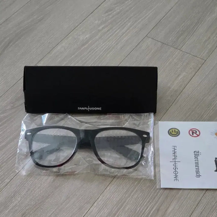 [BUNJANG] G-Dragon WE11DONE Sunglasses + Sticker Set / 지드래곤 콘서트 위버맨쉬 선글라스+스티커