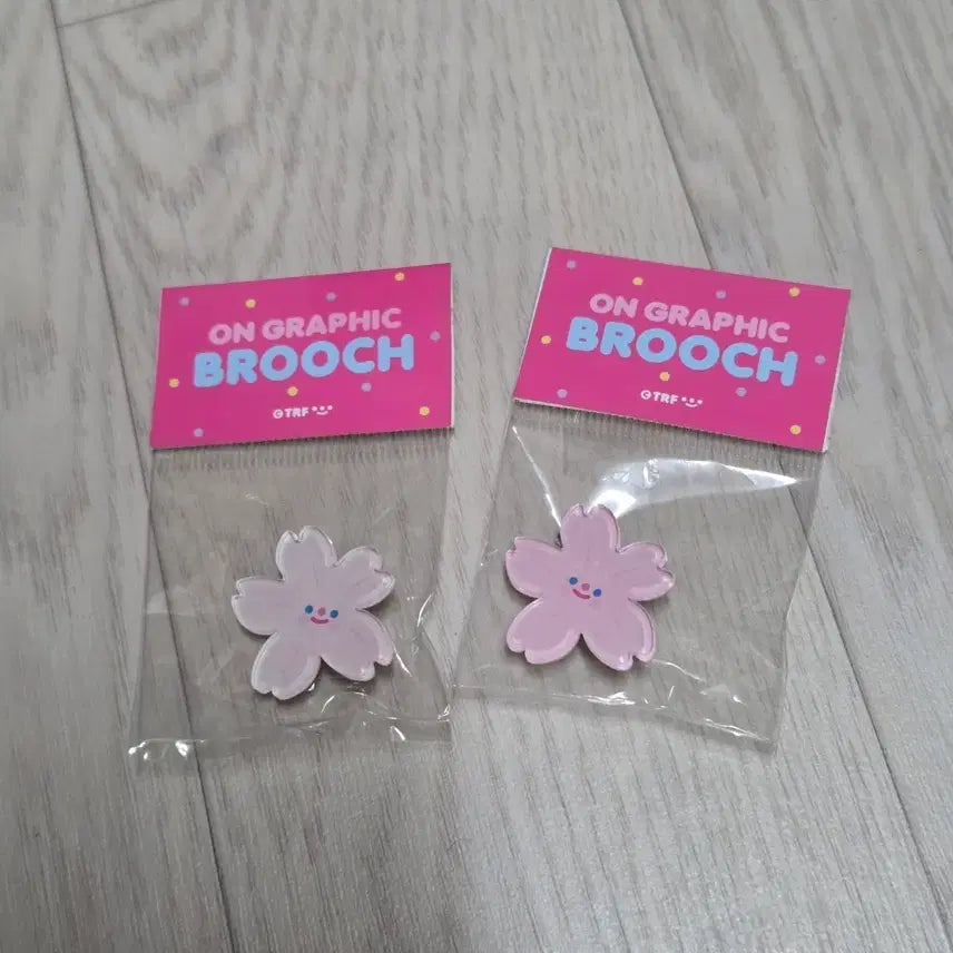 [BUNJANG] Ongraphic Cherry Blossom Brooch Set (2 pcs) / (미개봉)온그래픽 브로치 벚꽃 모양 연핑크,핑크 일괄2개