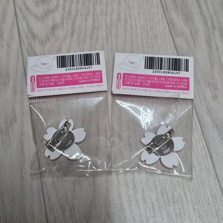 [BUNJANG] Ongraphic Cherry Blossom Brooch Set (2 pcs) / (미개봉)온그래픽 브로치 벚꽃 모양 연핑크,핑크 일괄2개