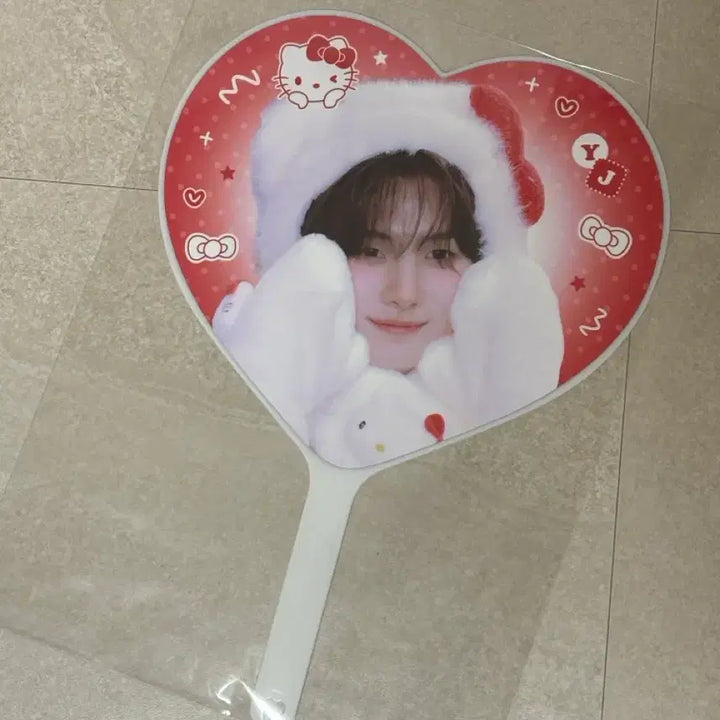 [BUNJANG] TUYS Youngjae Kitty Uchiwa / 투어스 영재 키티 우치와 판매합니다!